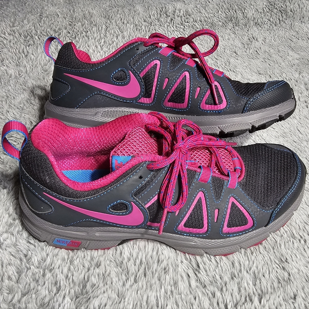 Women's Nike Alvord 10 Size 7 - Like New!